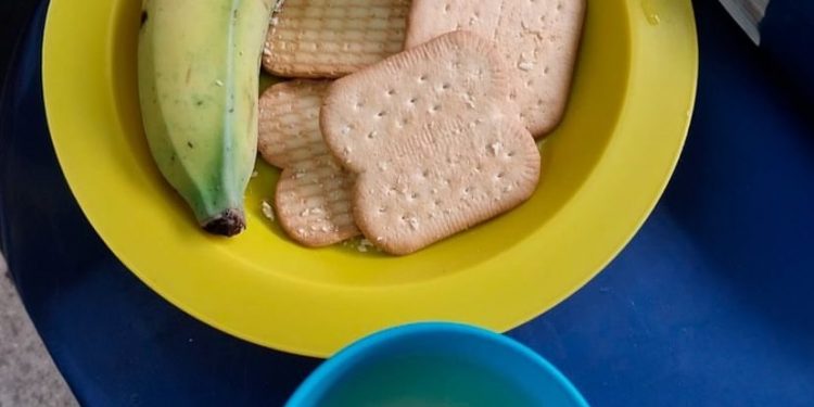 “CRIANÇAS RECEBEM BANANAS VERDES COMO MERENDA EM SÃO SEBASTIÃO DO PASSÉ: MÃES E VEREADOR DENUNCIAM DESCASO”