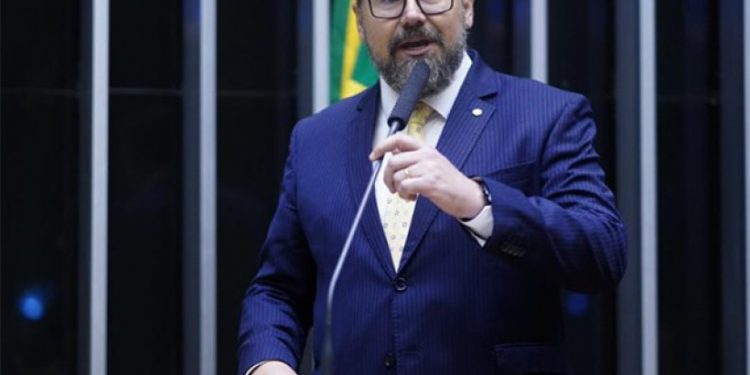 Deputado do PL propõe acabar com feriados no Brasil: “Interrompem a escala produtiva”