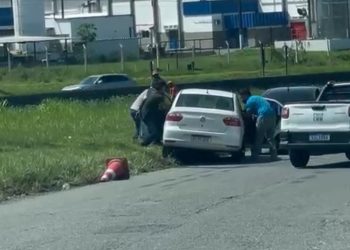 Homens são sequestrados na BR-324 e motorista flagra ação
