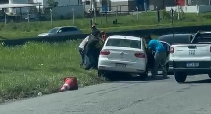Homens são sequestrados na BR-324 e motorista flagra ação