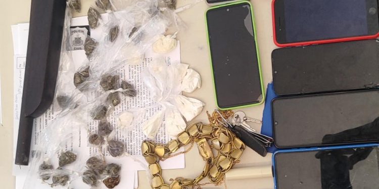 Festa do pó vira festa do xilindró: Peto apreende drogas, arma e celulares em Candeias