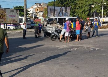Carro capota em Candeias  e deixa um ferido; veja imagens