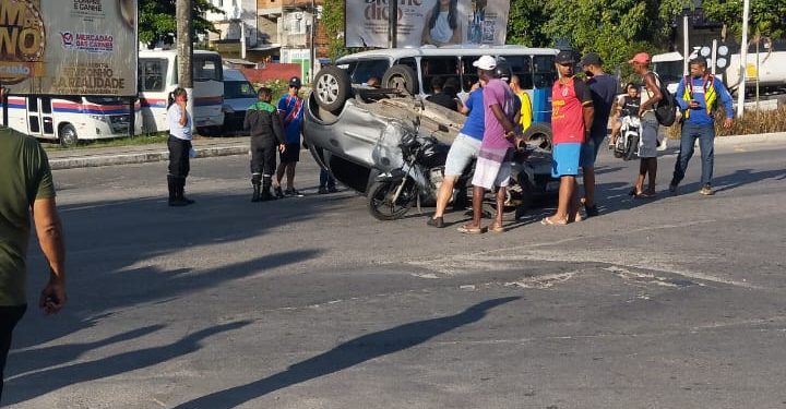 Carro capota em Candeias  e deixa um ferido; veja imagens