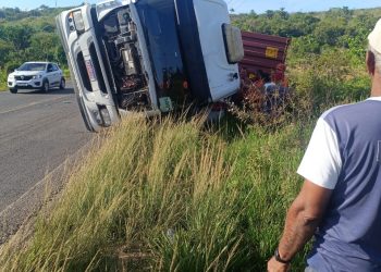 Carreta tomba sobre carro em São Sebastião do Passé