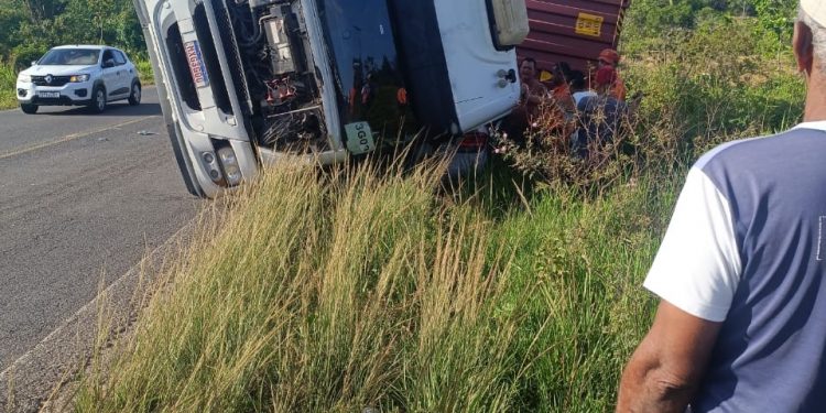 Carreta tomba sobre carro em São Sebastião do Passé