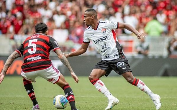Vitória anuncia a renovação de contrato de atacante para a temporada de 2025