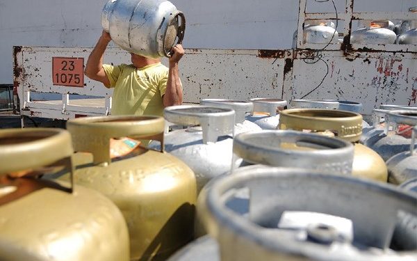 Reajuste no preço do gás de cozinha entra em vigor nesta segunda na Bahia; valor chega a R$ 154