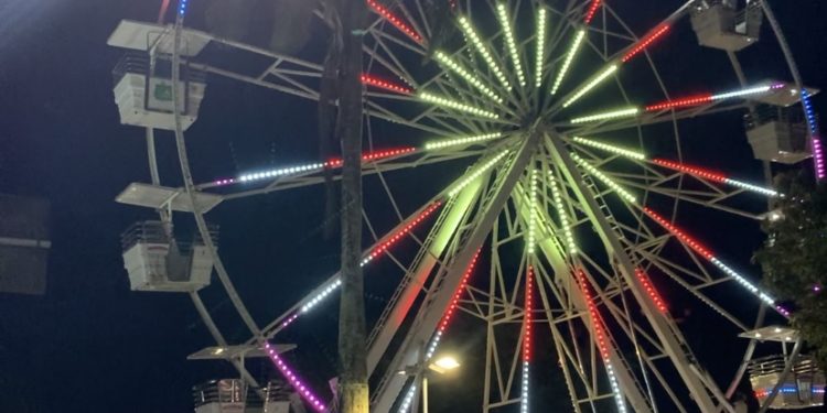 Roda-gigante e decoração natalina prometem movimentar fim de ano em Candeias