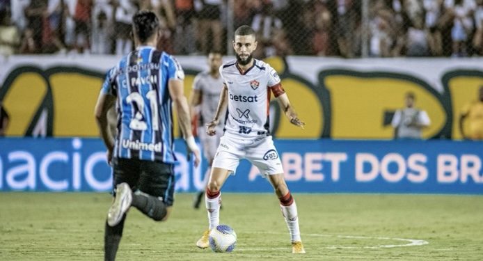 Alerrandro marca novamente e Vitória empata com o Grêmio em último jogo no Barradão no ano