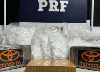 MAIS DE 5 QUILOS: PRF apreende drogas em ônibus em Vitória da Conquista