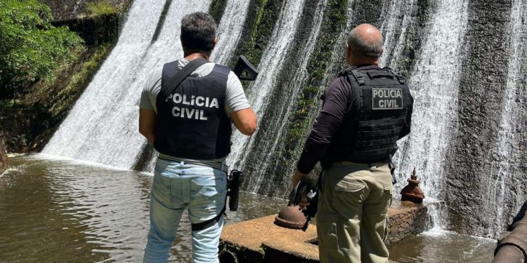 CASO FERRO-VELHO: polícia civil e mergulhadores do Corpo de Bombeiros fazem buscas por corpos na Bacia do Cobre em Pirajá