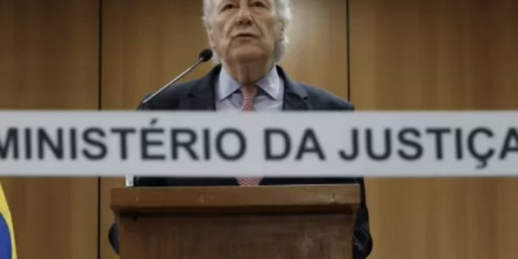 Lewandowski considera propor uso de arma não letal para policiais no país