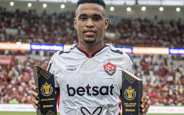 Alerrandro é artilheiro do Brasileirão 2024 e leva prêmio de gol mais bonito