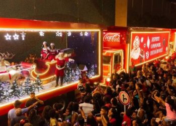Papai Noel é apedrejado na caravana da Coca-Cola no Subúrbio e é retirado do trajeto