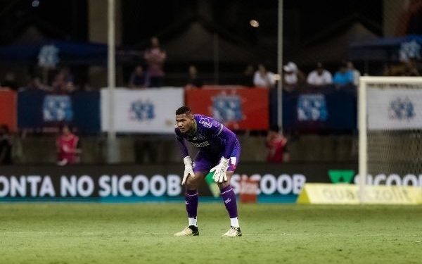 Bahia não vai renovar o contrato do goleiro Adriel, diz site