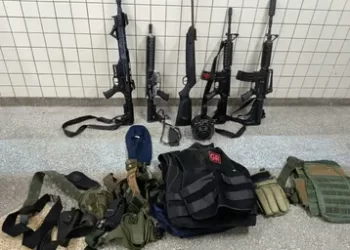 Fuzil e espingarda são apreendidos em arsenal em Lauro de Freitas