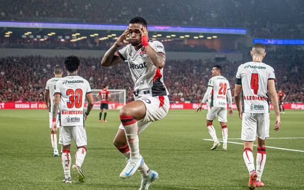 Alerrandro se diz feliz no Vitória, mas deixa futuro em aberto: ‘Envolve muita coisa’