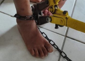 MÃE SUSPEITA: criança de 5 anos é encontrada acorrentada dentro de casa no Interior da Bahia