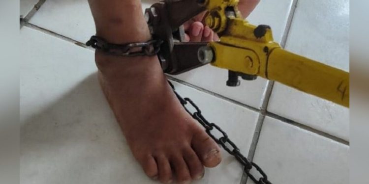 MÃE SUSPEITA: criança de 5 anos é encontrada acorrentada dentro de casa no Interior da Bahia