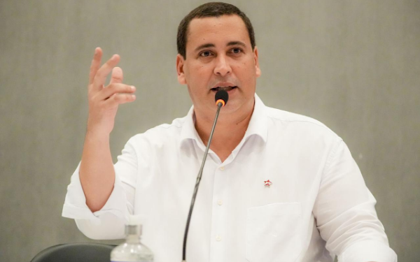 ‘Silêncio de ACM Neto fala mais que suas palavras’, diz Éden sobre operação da PF