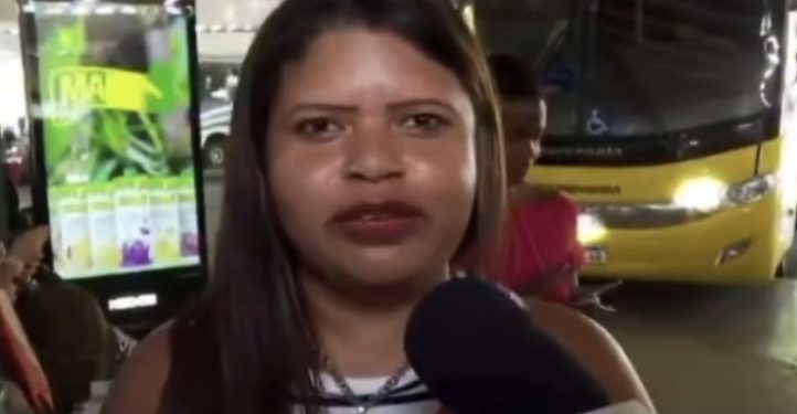 Mulher tem atitude inusitada durante entrevista ao vivo e viraliza na web; veja vídeo
