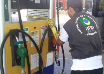 Postos de cidades baianas são interditados por venderem gasolina adulterada