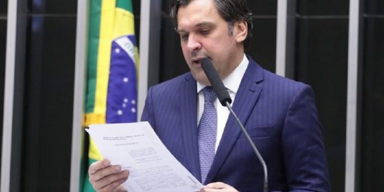 Aprovado projeto que limita o aumento do salário mínimo e restringe acesso ao BPC