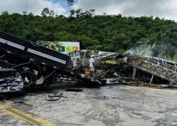 Acidente na BR-116: ônibus, carreta e carro se envolvem em colisão e deixam 22 mortos 