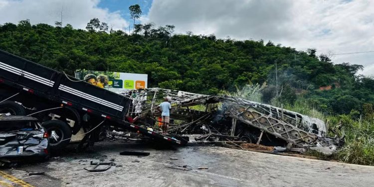 Sobe para 41 o número de mortos em acidente na BR-116, em Minas Gerais