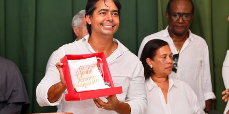 CANDEIAS: SERVIDORES, AMIGOS E FAMILIARES SE REÚNEM PARA HOMENAGEAR PITÁGORAS