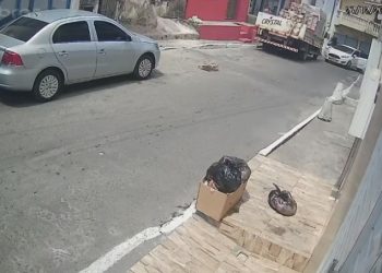 CANAL DADO: Veja o momento em que homem é sequestrado por criminosos fortemente armados em Candeias