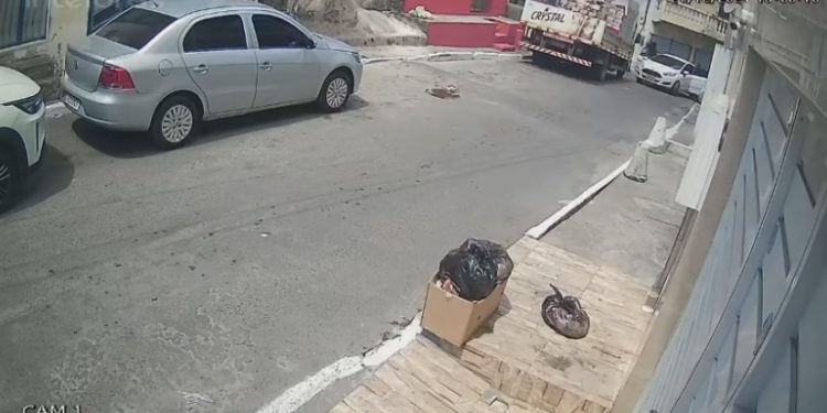 CANAL DADO: Veja o momento em que homem é sequestrado por criminosos fortemente armados em Candeias