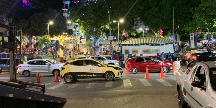 Absurdo: Detran fecha rua do posto médico em Candeias e provoca caos no trânsito