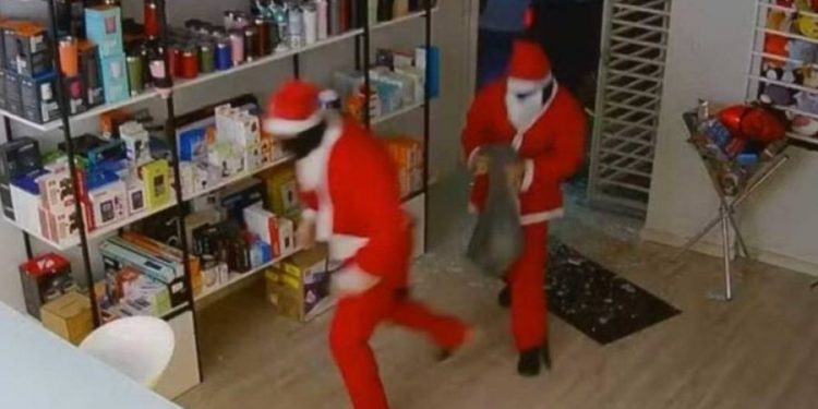 Vestidos de Papai Noel, homens ‘fazem a limpa’ em loja de eletrônicos em Minas Gerais