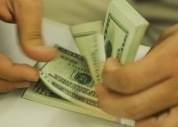 Dólar opera em alta nesta sexta-feira e atinge R$ 6,21