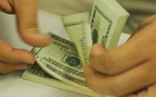 Dólar opera em alta nesta sexta-feira e atinge R$ 6,21
