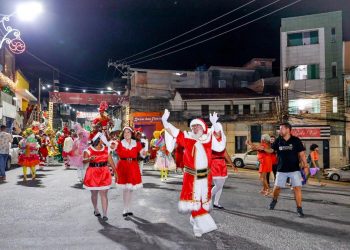 Com show de fogos e luzes, milhares de pessoas acompanham abertura do Natal de Candeias 