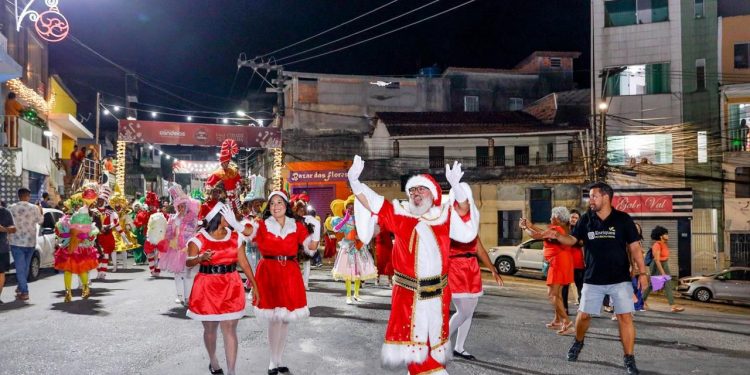 Com show de fogos e luzes, milhares de pessoas acompanham abertura do Natal de Candeias 
