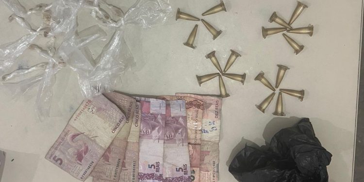 “Homem-Aranha do tráfico”: Tentou fugir, caiu do teto com drogas e acabou preso em Candeias