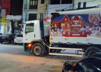 Caminhões que recolhem lixo iluminados levam clima natalino para as ruas de Candeias