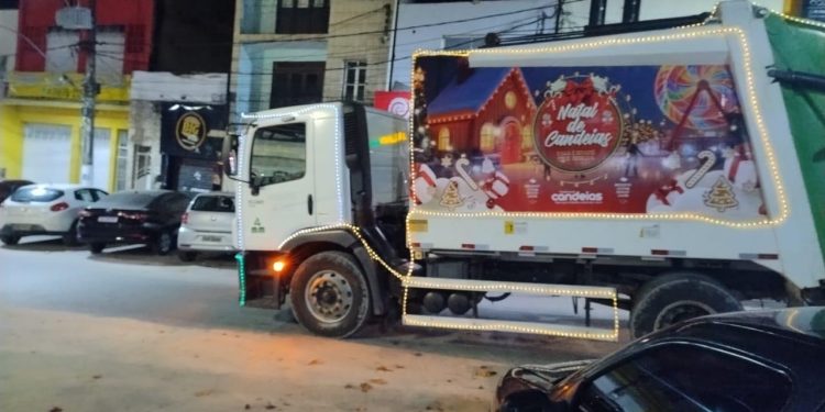 Caminhões que recolhem lixo iluminados levam clima natalino para as ruas de Candeias