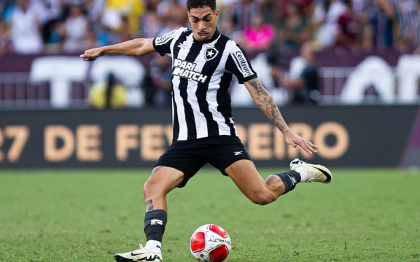 Vitória acerta contratação do lateral Hugo do Botafogo, diz jornalista