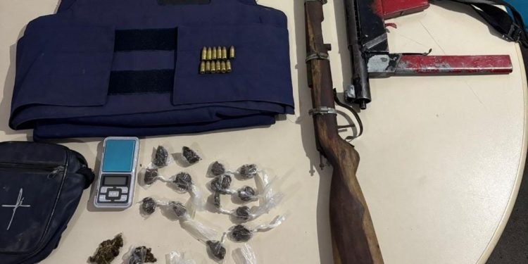 PETO troca tiros com traficantes em São Sebastião do Passé e apreende metralhadora, munições e drogas