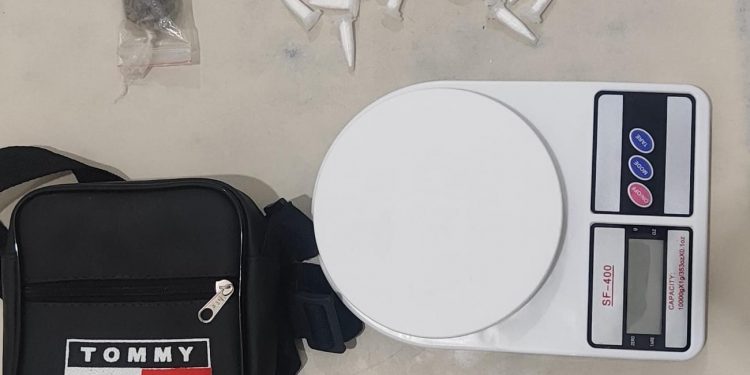 HOMEM É PRESO POR TRÁFICO DE DROGAS EM CANDEIAS