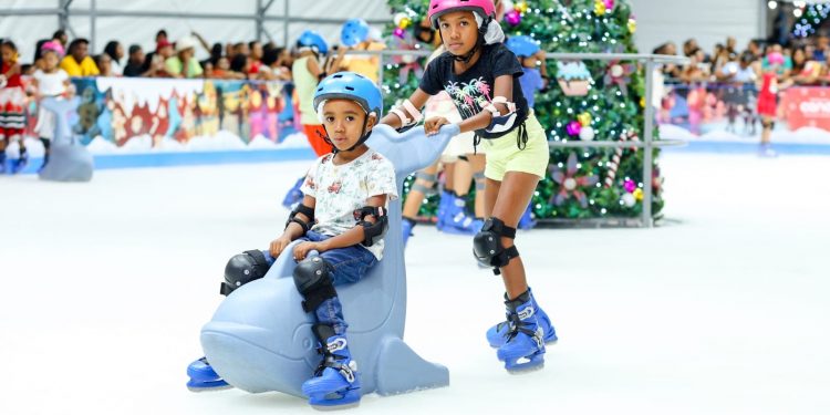 Pista de patinação no gelo fica disponível até dia 14 de janeiro