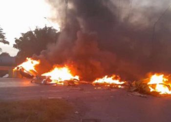Moradores denunciam falta de água em Candeias e fecham BR-324; veja vídeo