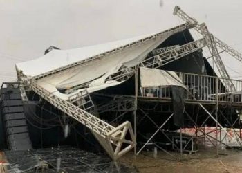 Chuva forte e ventos derrubam palco e cancelam festa com Tayrone na Bahia