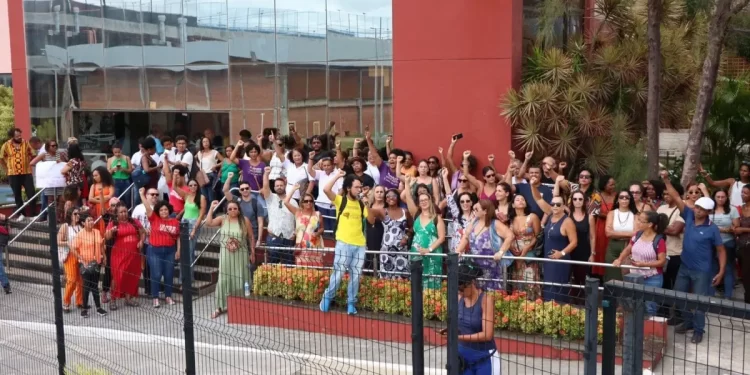 Servidores da Educação de Lauro de Freitas protestam por salário atrasado e prefeita responsabiliza gestão anterior