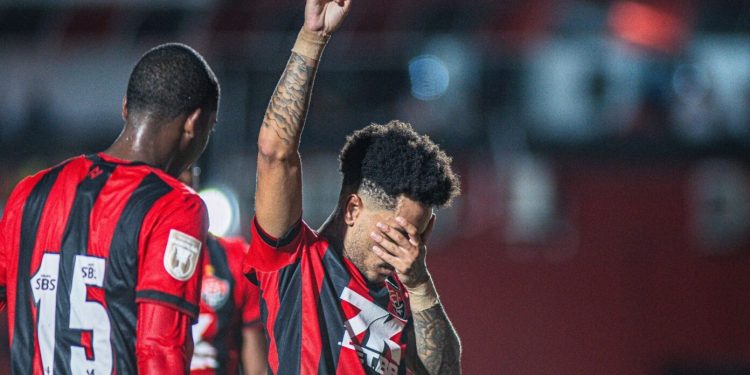 Vitória atropela o Jacobina com goleada e segue líder isolado do Baianão
