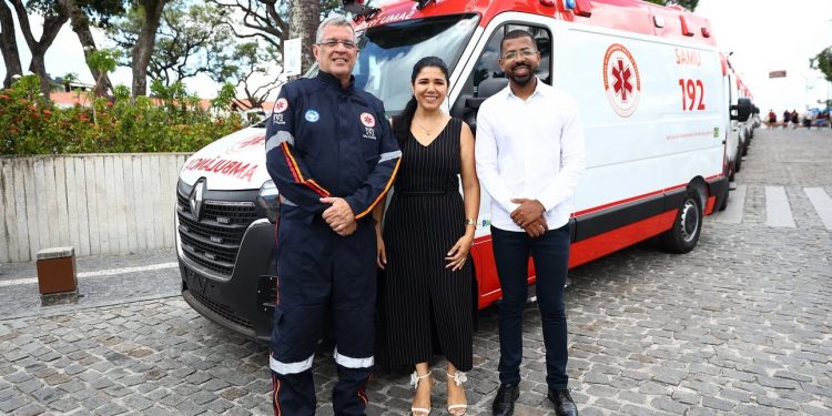 Ministério da Saúde entrega nova ambulância para o SAMU de Candeias 